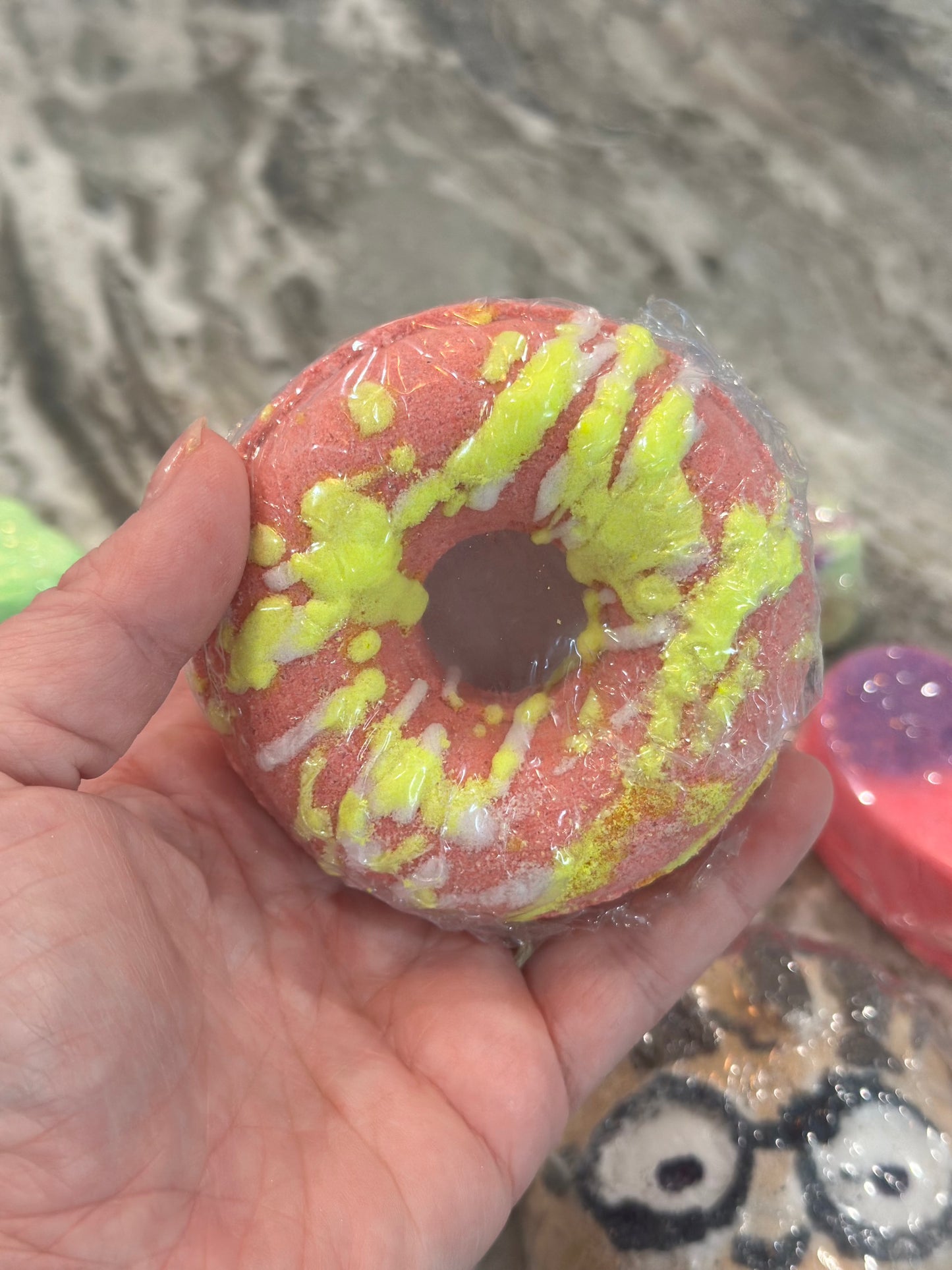 Foaming 3D shaped bath bombs doubhnut