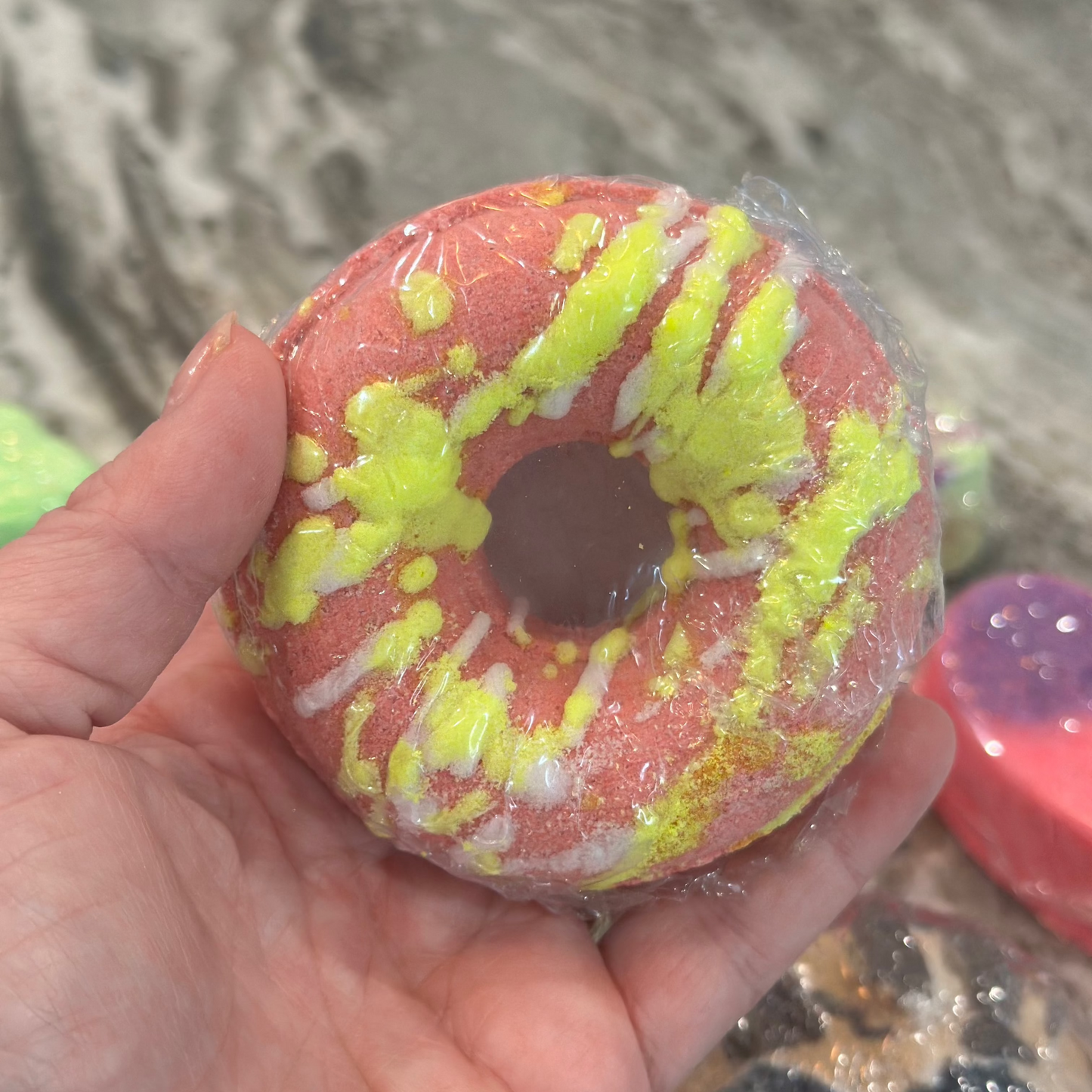 Foaming 3D shaped bath bombs doubhnut