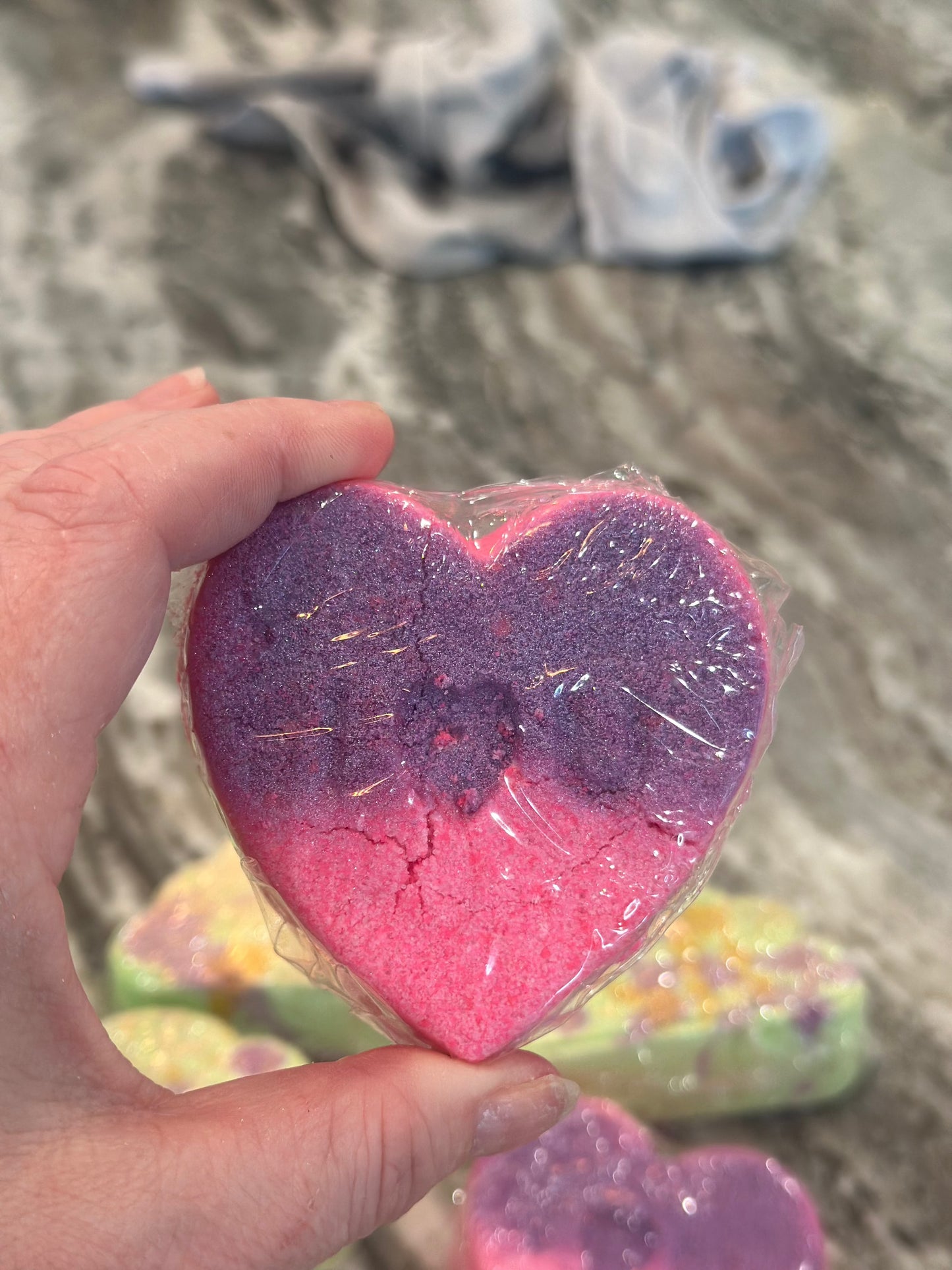 Foaming 3D shaped bath bombs heart