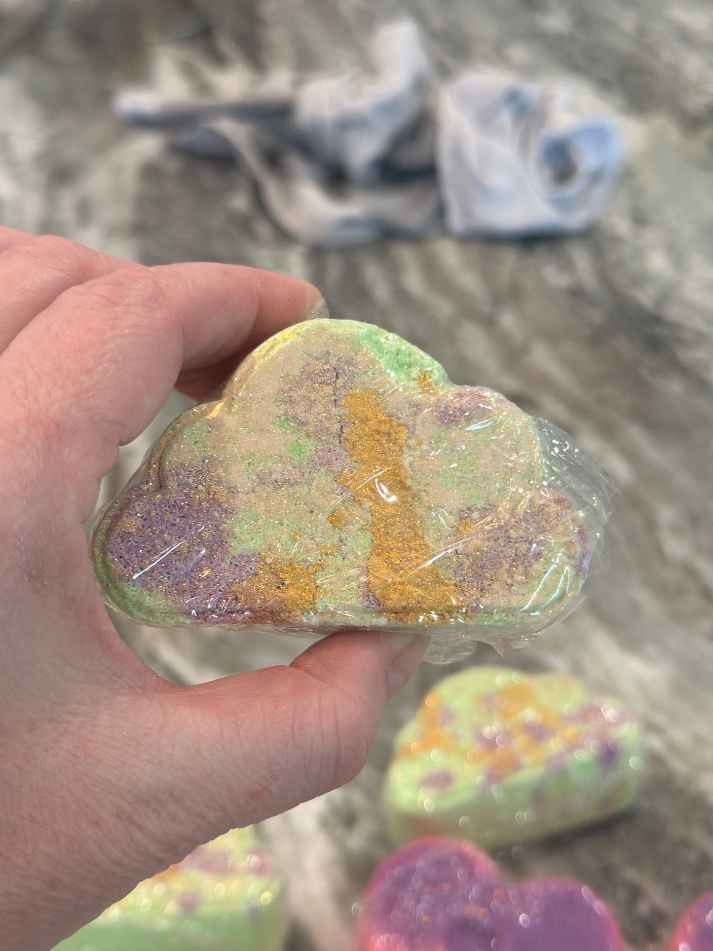 Foaming 3D shaped bath bombs cloud