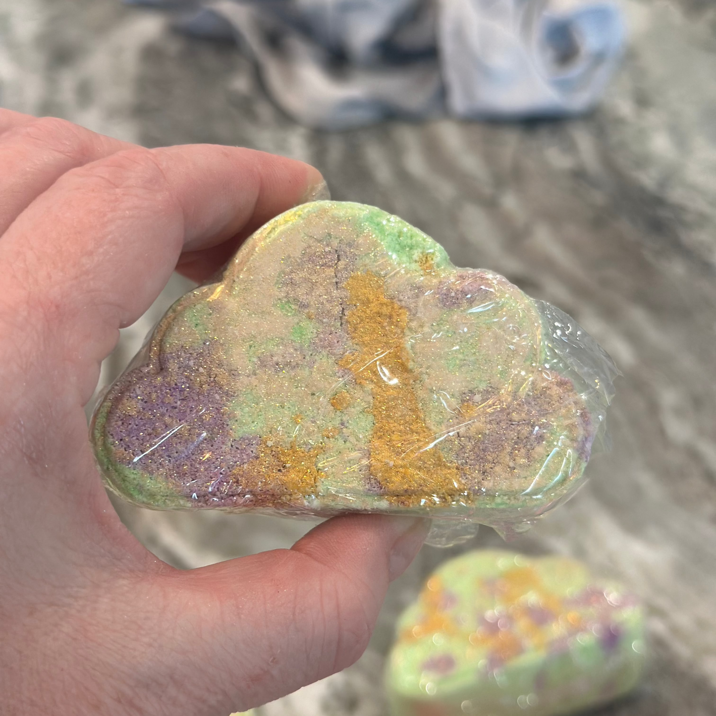 Foaming 3D shaped bath bombs cloud