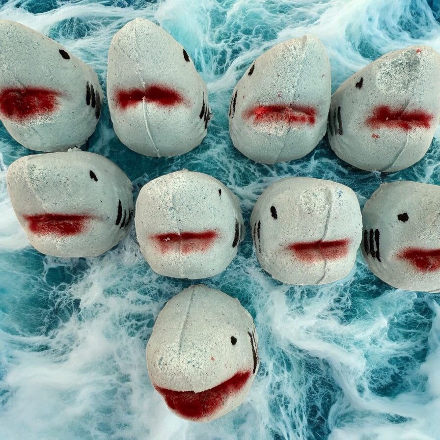 Foaming 3D shaped bath bombs sharks